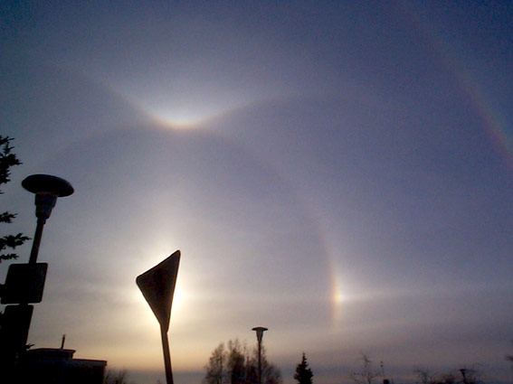 slight dispersion ice crystal display